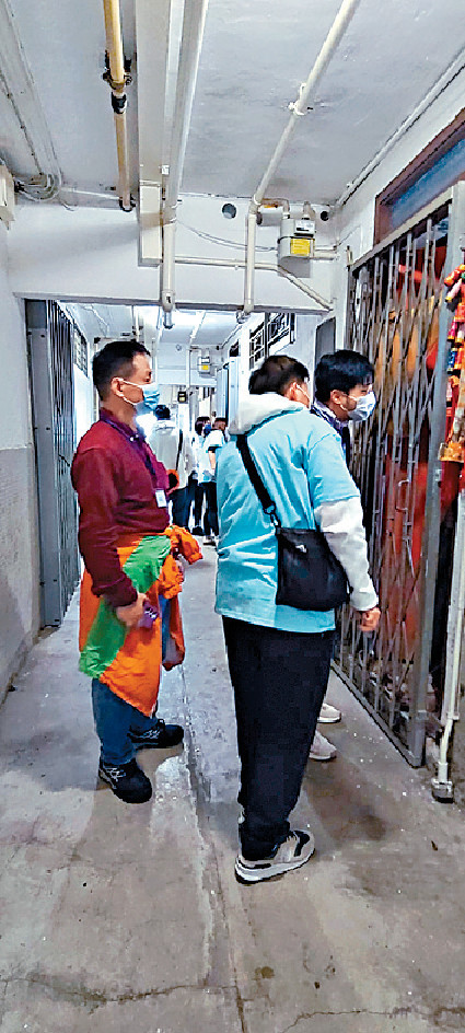 ■義工們上門家訪，向長者講解活動詳情，以及登記資料。