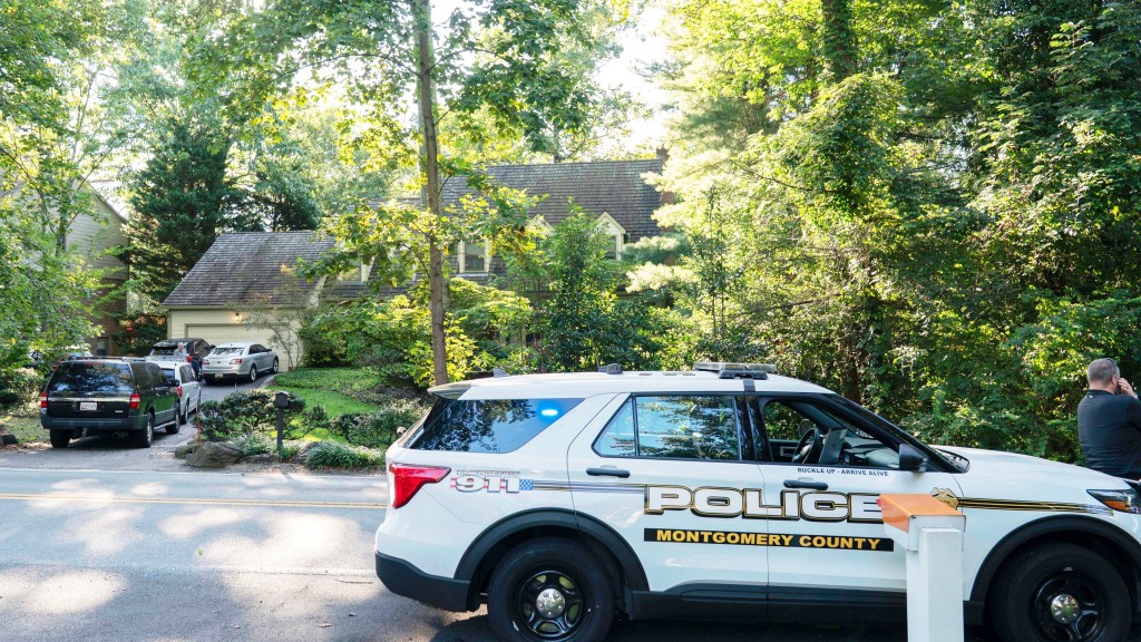 FBI特工搜查博爾頓住所。 美聯社 FBI特工搜查博爾頓住所。 美聯社