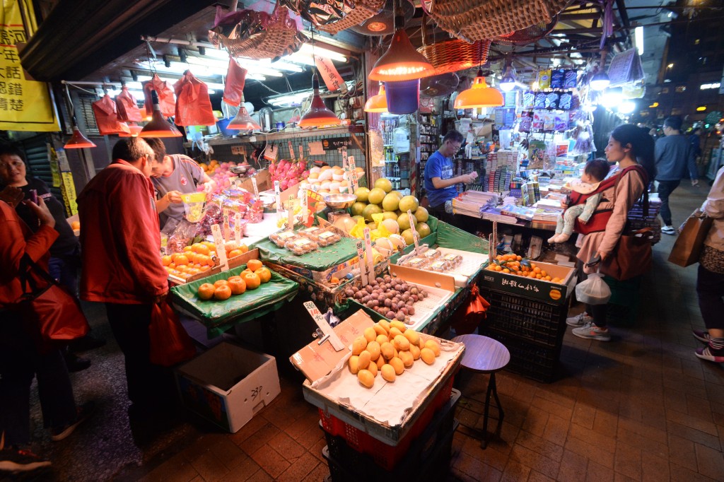 裕民坊重建前光景，商店林立。(资料图片)