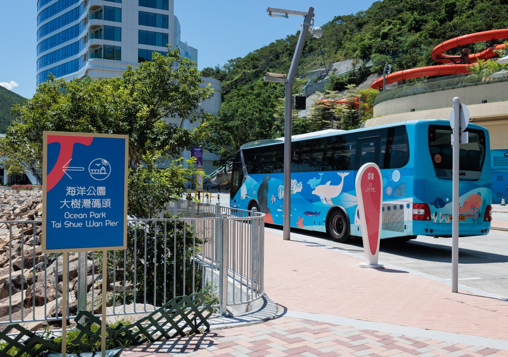 水上樂園穿梭巴士站設有指示牌。