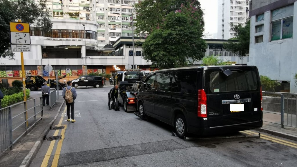 行動中葵青警區拖走4輛對交通造成嚴重阻塞的車輛。警方提供