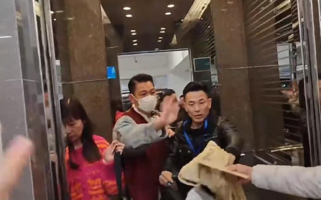 另外亦有網民在小紅書上分享了一張巧遇劉德華的照片，相中劉德華以一襲正紅色立領馬甲現身某商業大廈電梯間，all back短髮梳得俐落有型，整體造型十分有新年氣息。