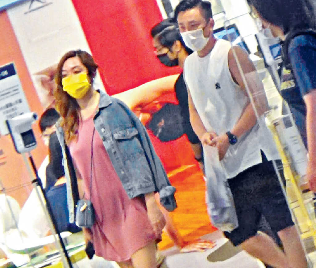 ■Amigo陪女友去LOG-ON買狗仔零食，仲幫手拎嘢。
