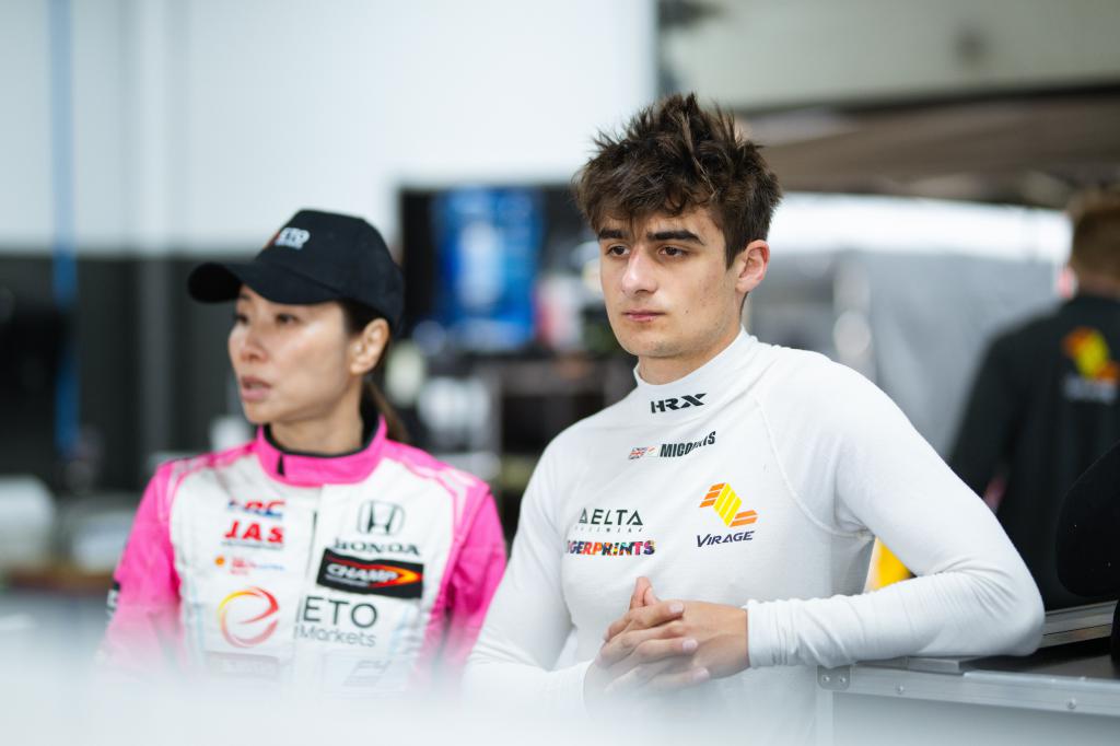 Denise與搭檔Theo Micouris嚴陣以待,迎接「勒芒」Road to Le Mans耐力賽。 Denise與搭檔Theo Micouris嚴陣以待,迎接「勒芒」Road to Le Mans耐力賽。