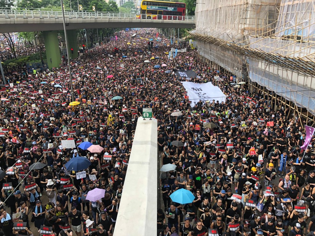 遊行人士擠滿行車線。