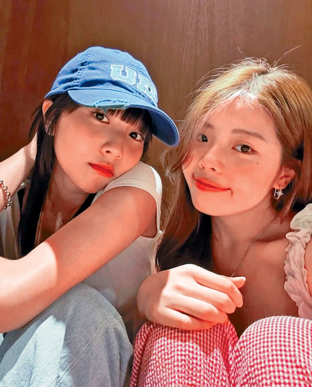 吳泳（右），因家姐阿冰（左）的小薯茄身份，而略有知名度。