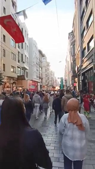 當時購物街上有多名民眾，其間前方突然傳出爆炸聲，冒出火光。片段截圖