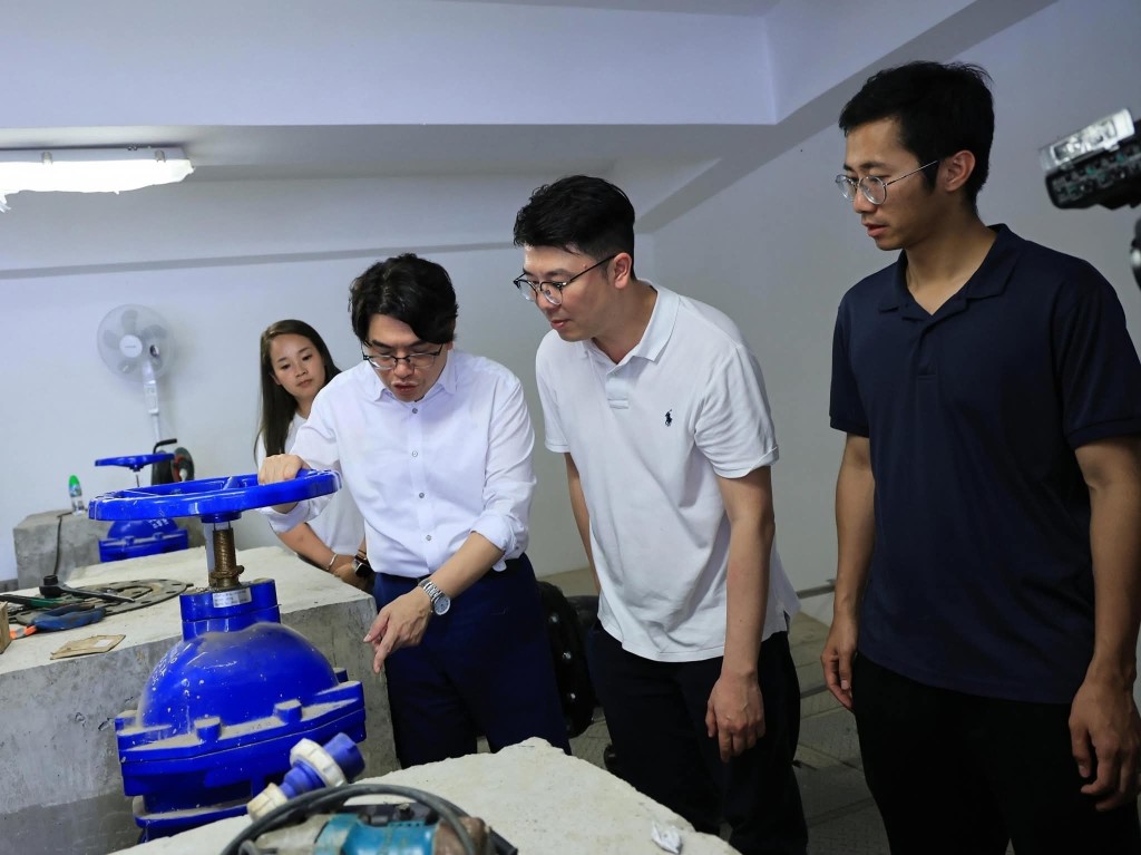 劉國勳於6月5日與水務署署長黃恩諾到皇后山視察。 劉國勳於6月5日與水務署署長黃恩諾到皇后山視察。