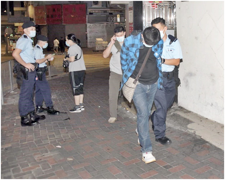警方到場拘捕3人。