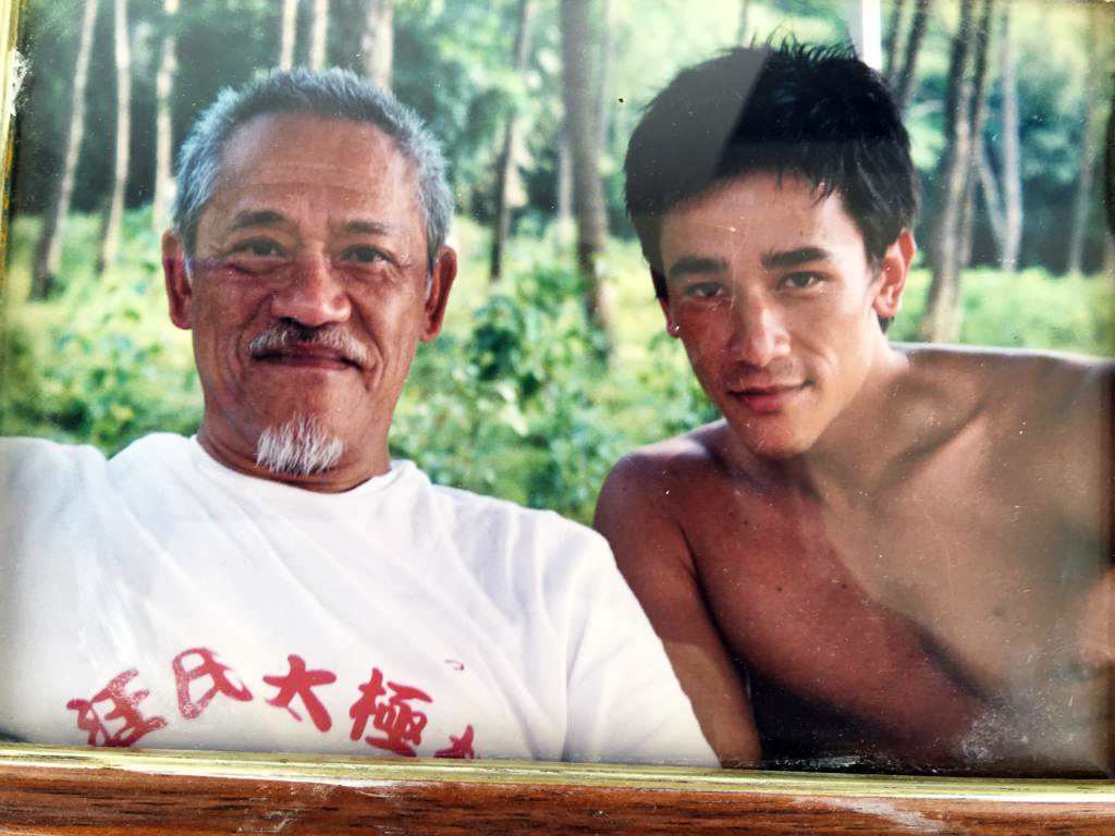 他与儿子吴嘉龙早年合照。