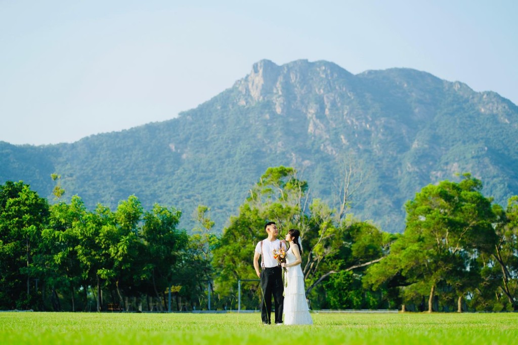 鄧添樂去年6月已經分享過在獅子山下的婚紗照。
