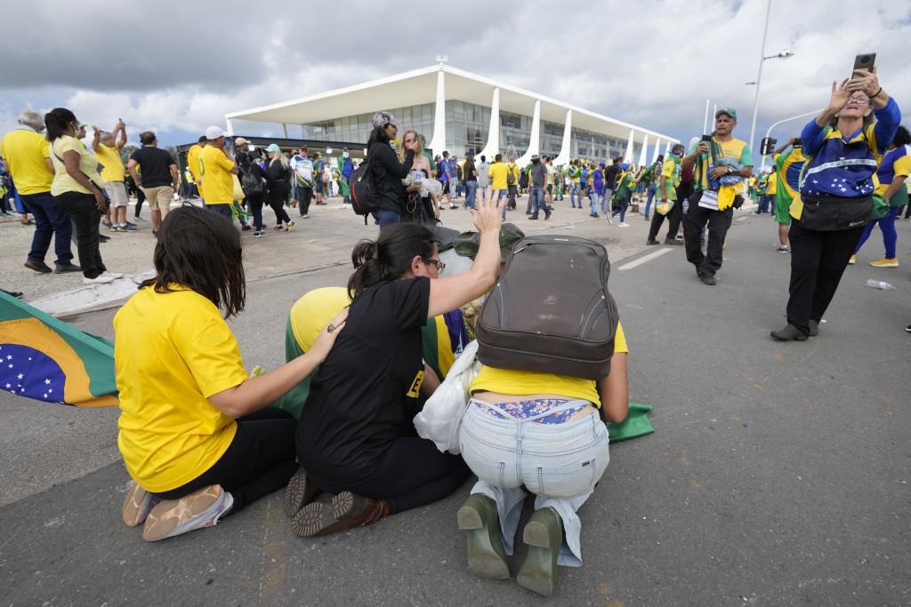 至少400人被捕，涉衝擊巴西國會及總統府。AP