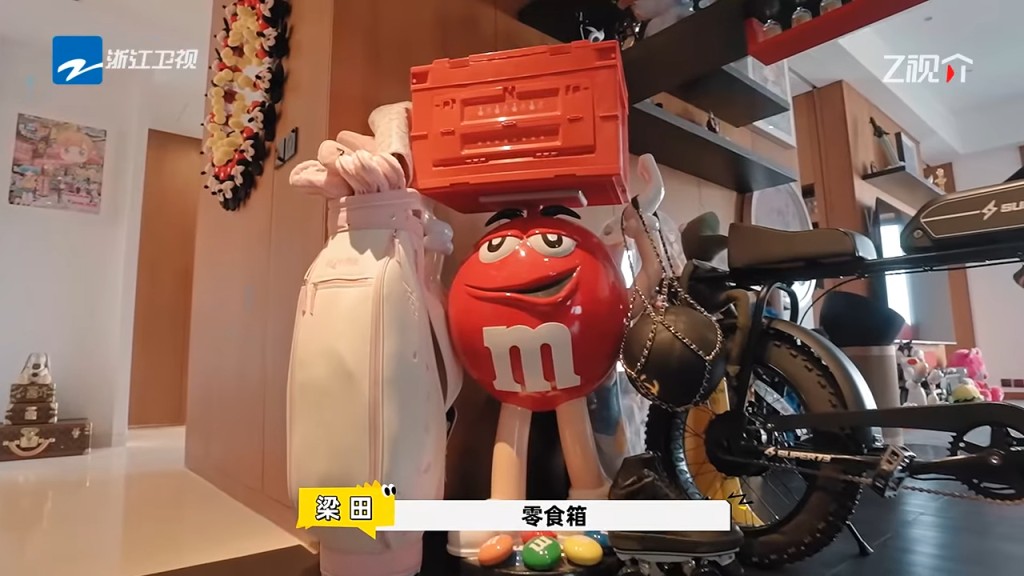 玄關位擺放了由LV小箱子疊起而成的「小山丘」。 玄關位擺放了由LV小箱子疊起而成的「小山丘」。