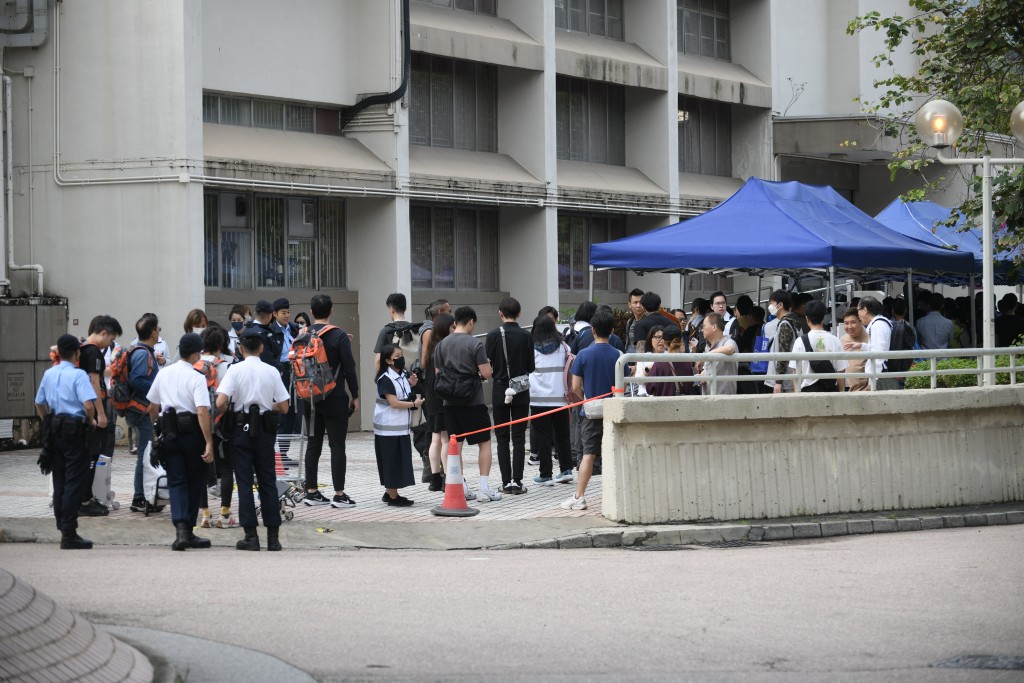 宏福苑居民今日第六日上樓收拾物品。