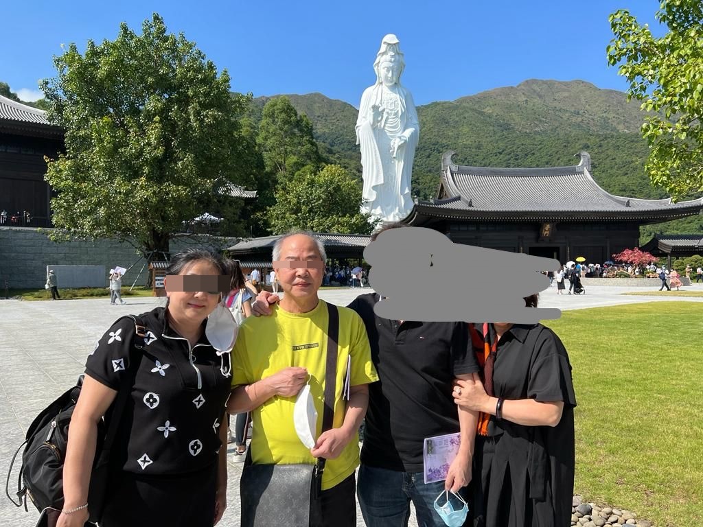 前夫父母（左）早前与Abby的家翁家姑到慈山寺参观。