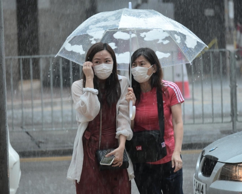 天文台預料本港地區今日大致多雲，有幾陣驟雨。