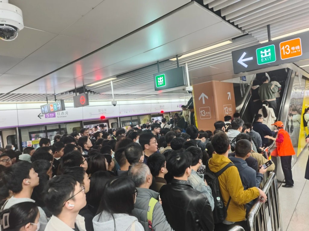 深圳地鐵留仙洞站因13號線開通，導致換乘客大增，繁忙時段出現擠堵情況。小紅書 