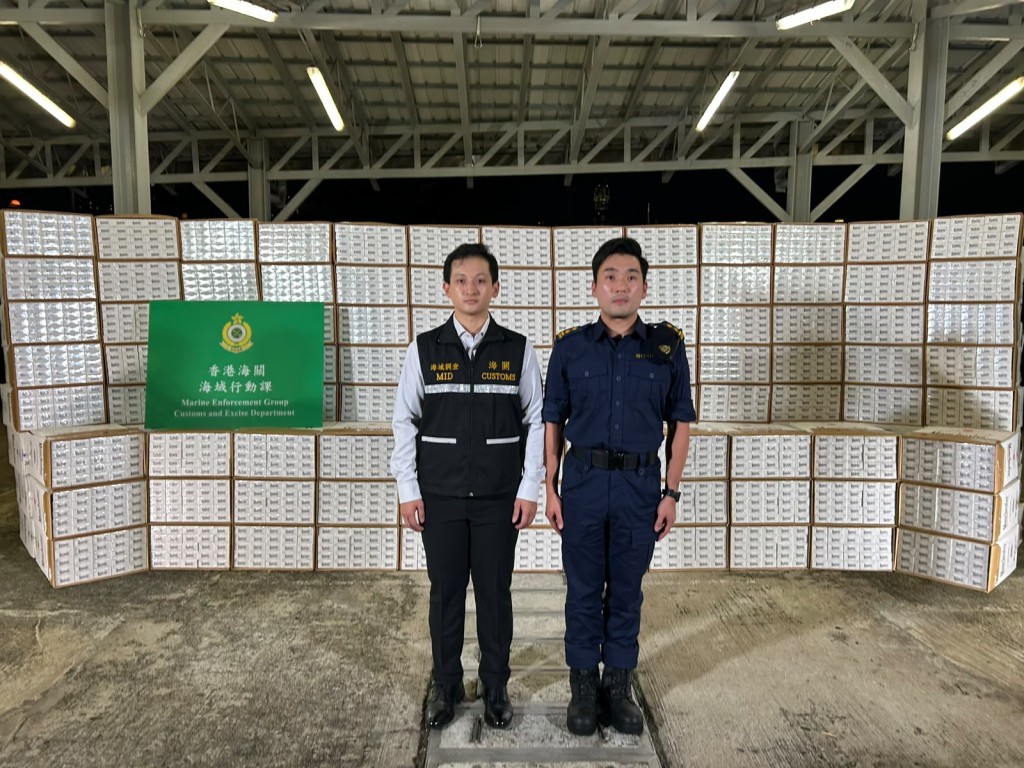 海關港口及海域科海域突擊及策略規劃組高級督察梁銘恩(右)及海域調查組督察李樂希(左)交代案情。 海關港口及海域科海域突擊及策略規劃組高級督察梁銘恩(右)及海域調查組督察李樂希(左)交代案情。