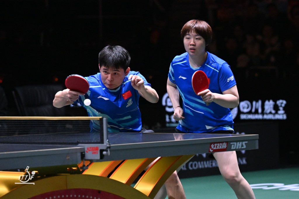 首盘混双即派出年轻主力林诗栋／蒯曼抢攻。这对新生代组合不负众望，以3：0（11：9、11：7、11：9）横扫瑞典的Kallberg兄妹档，为队伍赢得完美开局。ITTF图片