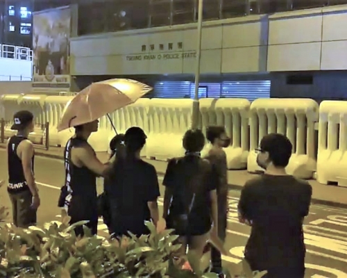 當日在將軍澳警署外有大批人士聚集。資料圖片
