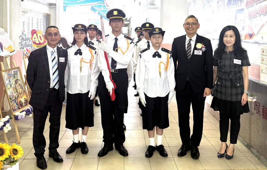 主禮嘉賓保安局署理局長卓孝業先生(右二)讚揚梁中著力推動全人教育、STEAM教育及國安教育,帶領學生成為心繫家國的青年領袖。 主禮嘉賓保安局署理局長卓孝業先生(右二)讚揚梁中著力推動全人教育、STEAM教育及國安教育,帶領學生成為心繫家國的青年領袖。
