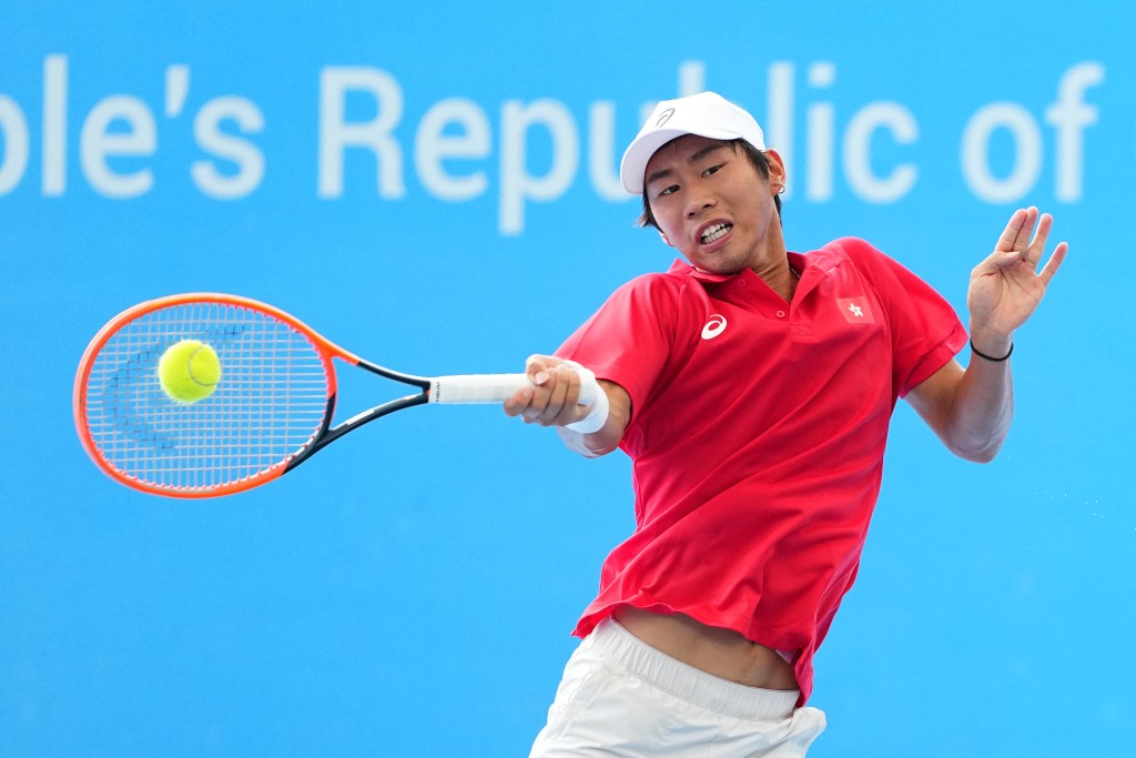 港將王子夫(圖)男單首圈以3:6、2:6負天津劉少雲。中新社