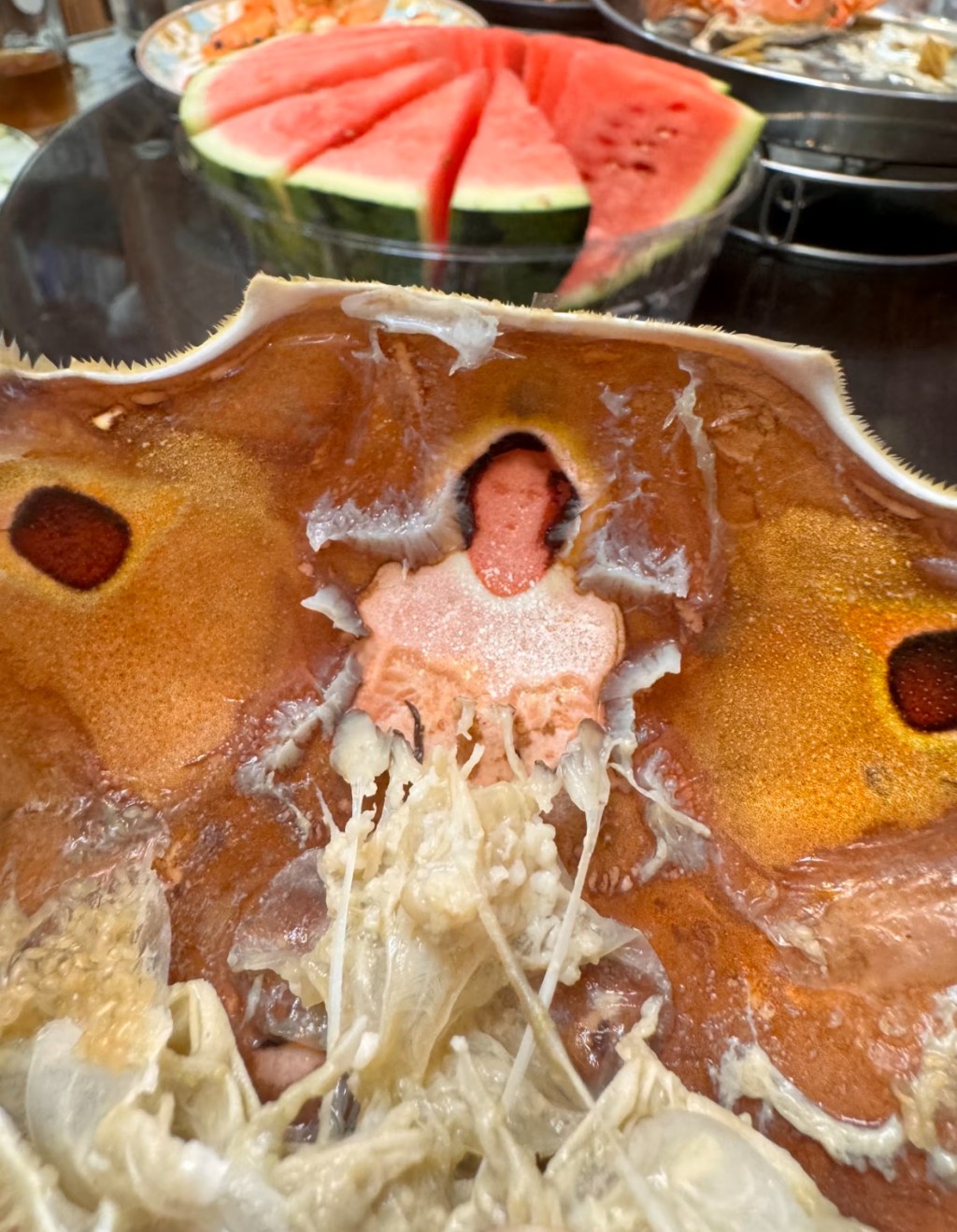 網民發現蟹殼內蟹膏與蟹組織天然構成酷似人形的輪廓。 網民發現蟹殼內蟹膏與蟹組織天然構成酷似人形的輪廓。