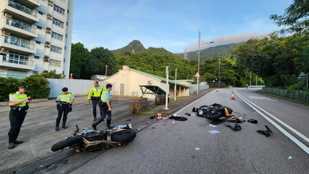 兩輛電單車零件四散。