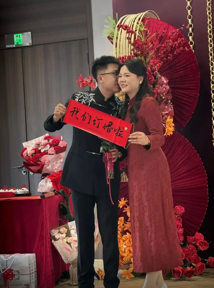 祁万斌和胡亚博去年已订婚。