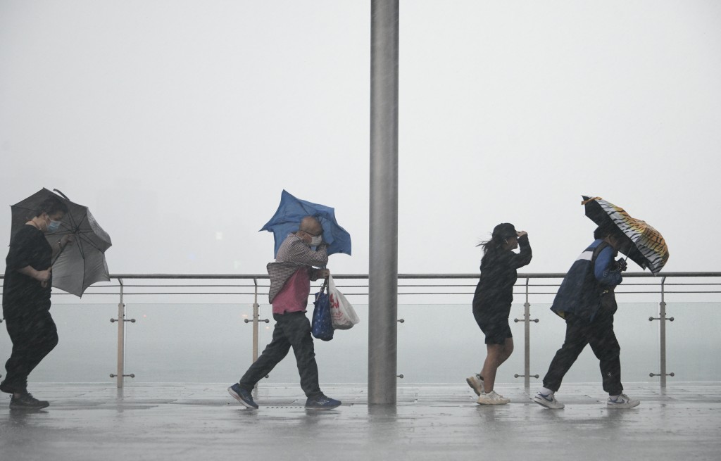 受廣闊低壓槽影響本港今日天氣不穩定。