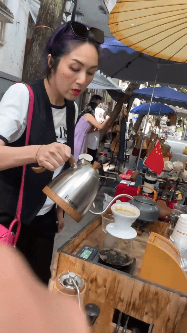 杨千嬅还亲自冲咖啡。