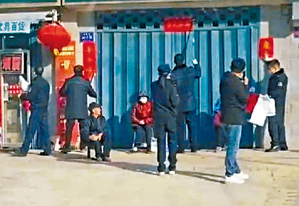 多地城管在春節後撕掉商戶門上的春聯。
