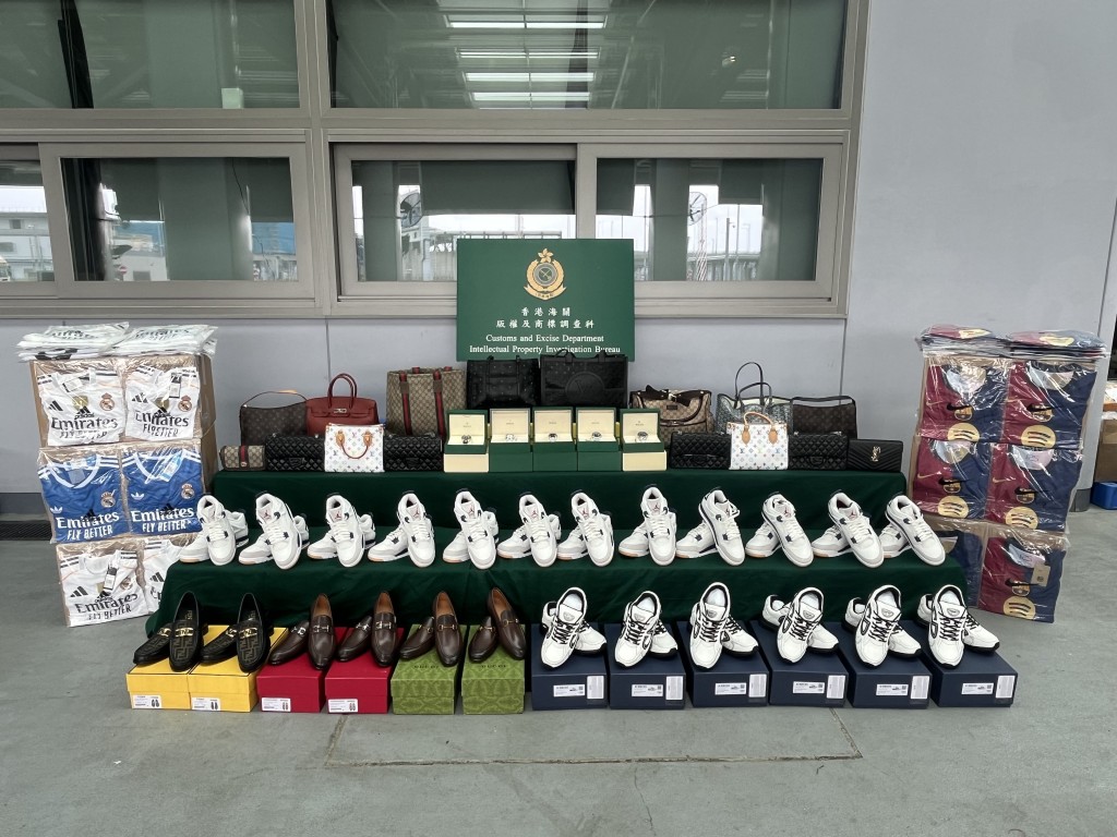 部分檢獲的懷疑冒牌貨物。政府新聞處圖片