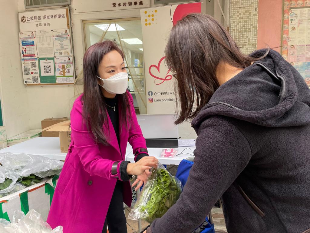 陳凱欣將滯銷的有機蔬菜轉贈予深水埗居民。