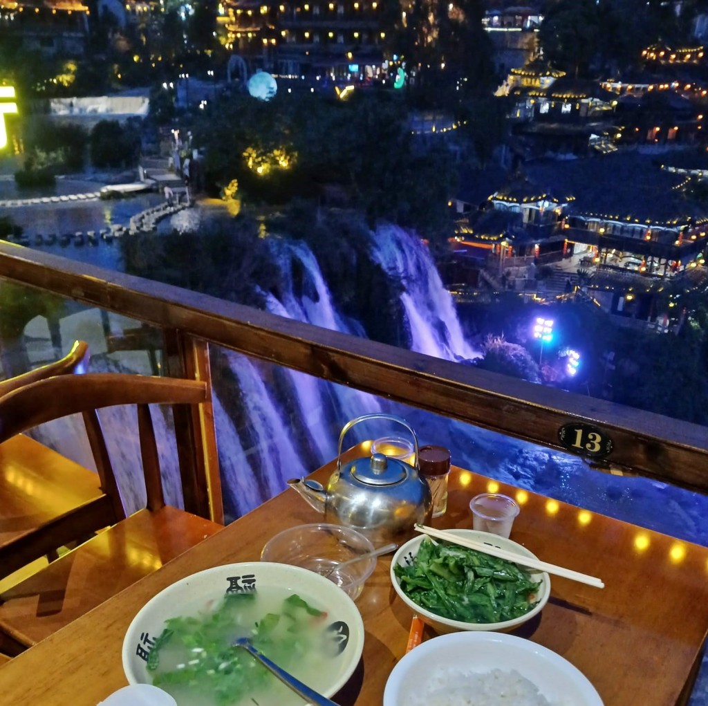在芙蓉鎮招牌瀑布旁開餐。