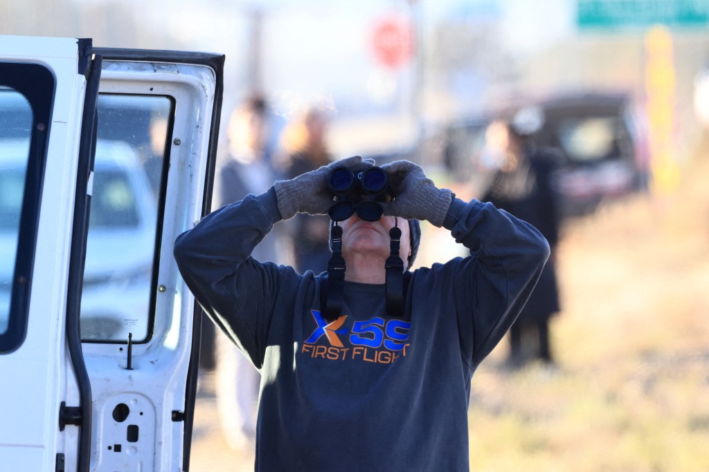 美国太空总署人员观察试飞情况。美联社