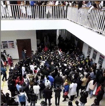 网上流传，一名学校保安在到场后，将一名女生打至倒地。网图