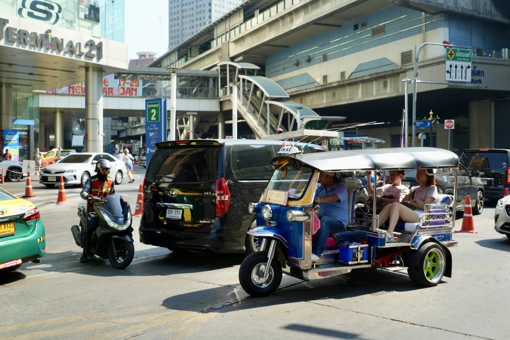 伍生不敢乘搭泰國街邊流行的「篤篤車（Tuk Tuk）」。劉駿軒攝