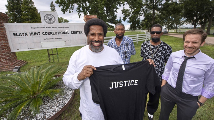 沃爾特(左)蒙受36年冤獄後，近日終於得到平反。AP圖片