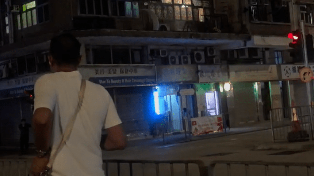 大媽向天吹哨子期間,曾向鄰店一間髮廊吹哨,鄰店女職員已關玻璃門暫避。 大媽向天吹哨子期間,曾向鄰店一間髮廊吹哨,鄰店女職員已關玻璃門暫避。