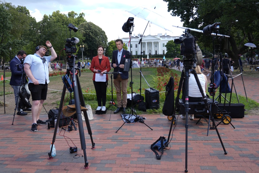 白宫外聚集大批记者。美联社