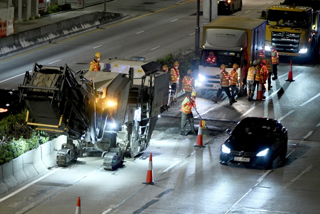 路政署由昨夜起分階段重鋪鑽石山龍翔道東行路面，今次更使用「高性能超薄磨耗層」的新型瀝青物料。 