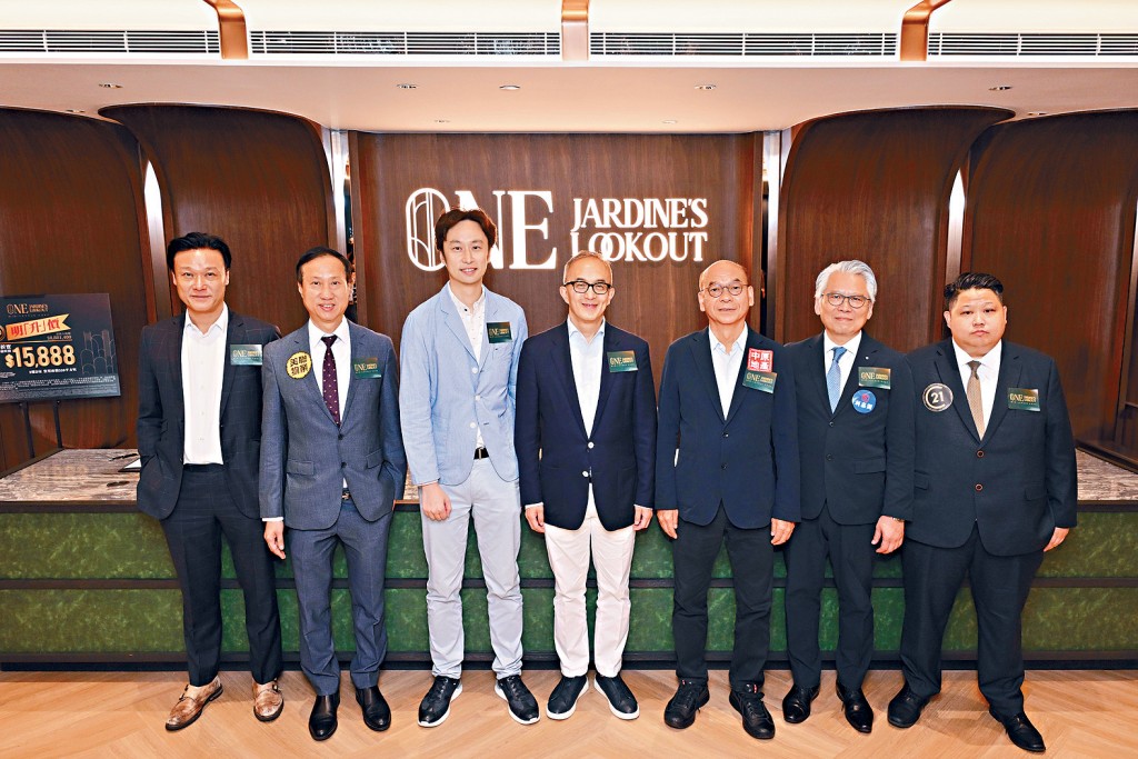 發展商昨日與五大代理簽訂委託書。英皇國際柯穎豪（左三）表示，項目入票以本地客源為主。中為方文彬。