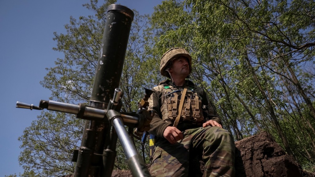 2023年5月18日，烏克蘭陸軍第28機械化旅的士兵在巴赫穆特前線發射迫擊砲。 路透社