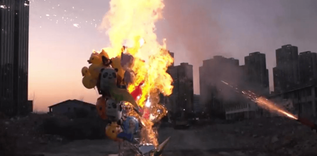 氫氣球極易爆燃起火。（龍崗區應急管理）