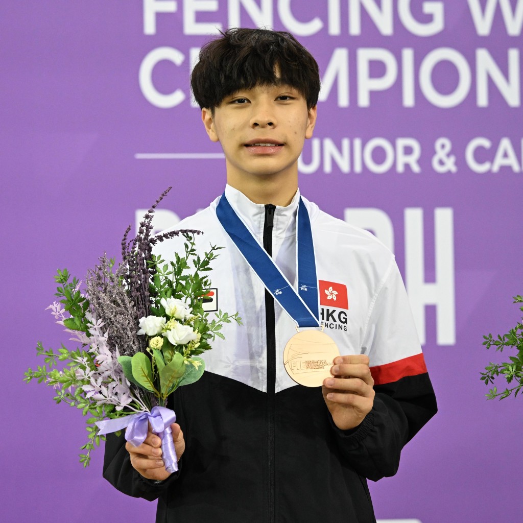 陆浚诺为港队在今届世青赛夺得首面奖牌 . 中国香港剑总