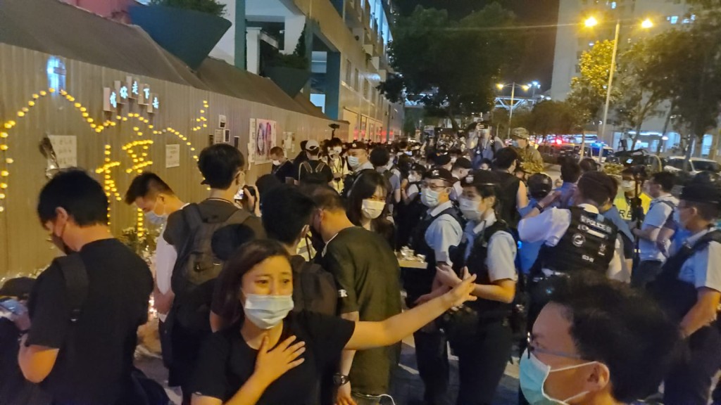 警員在場戒備,並呼籲市民離開。尹敬堂攝
