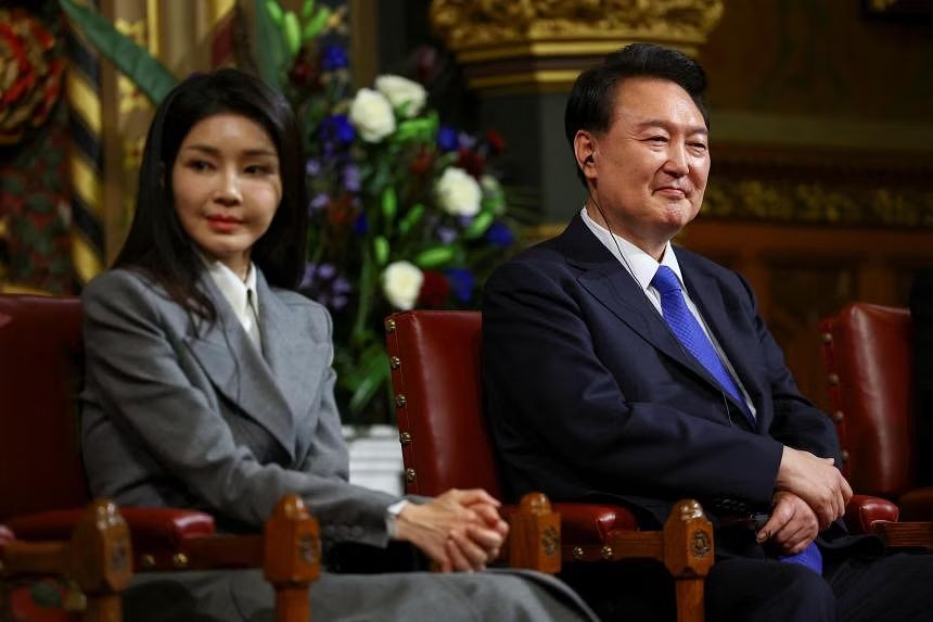 韩国总统尹锡悦（右）与妻子金建希。 路透社