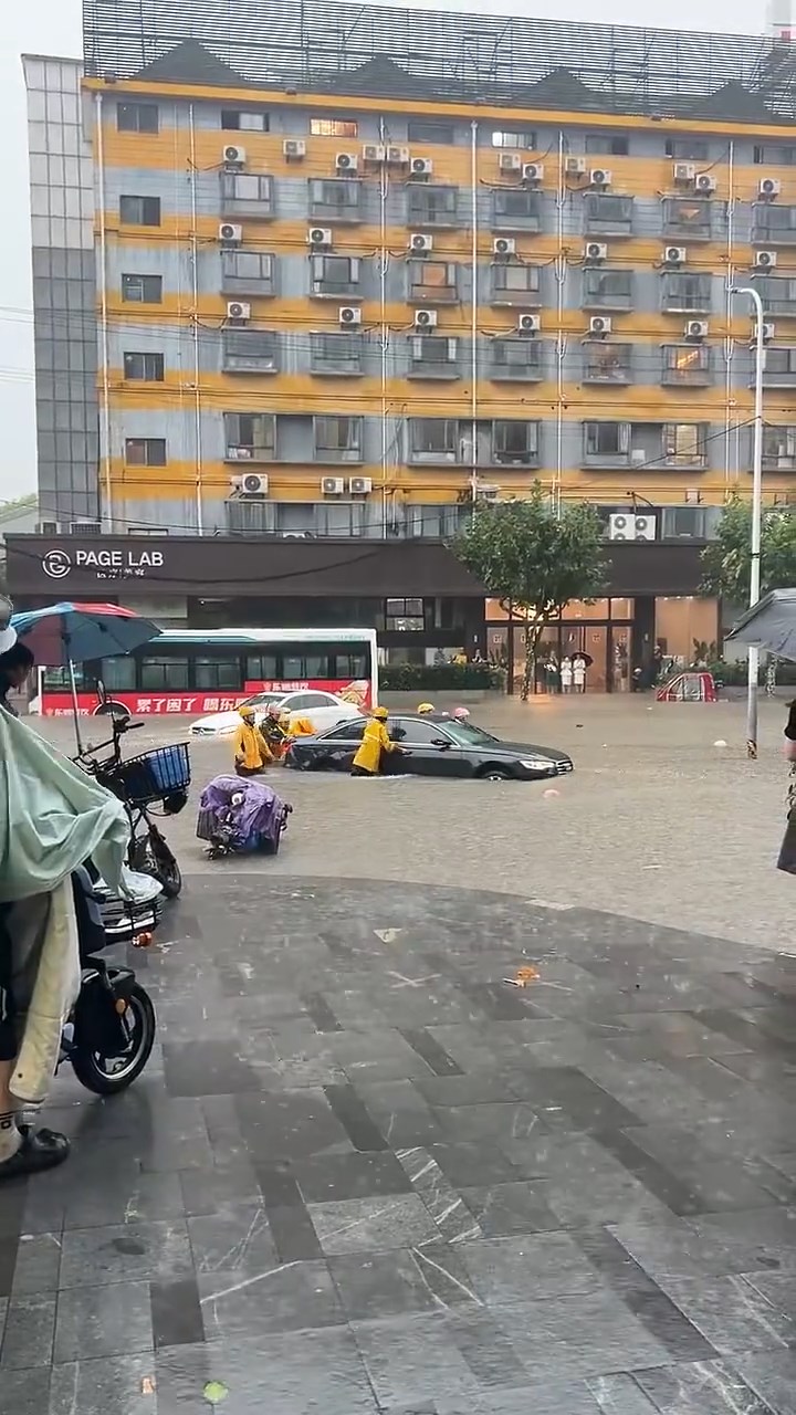 上海周日多区出现暴雨。微博@吉姆快开车/马上谈/麦田蓑笠翁 上海周日多区出现暴雨。微博@吉姆快开车/马上谈/麦田蓑笠翁