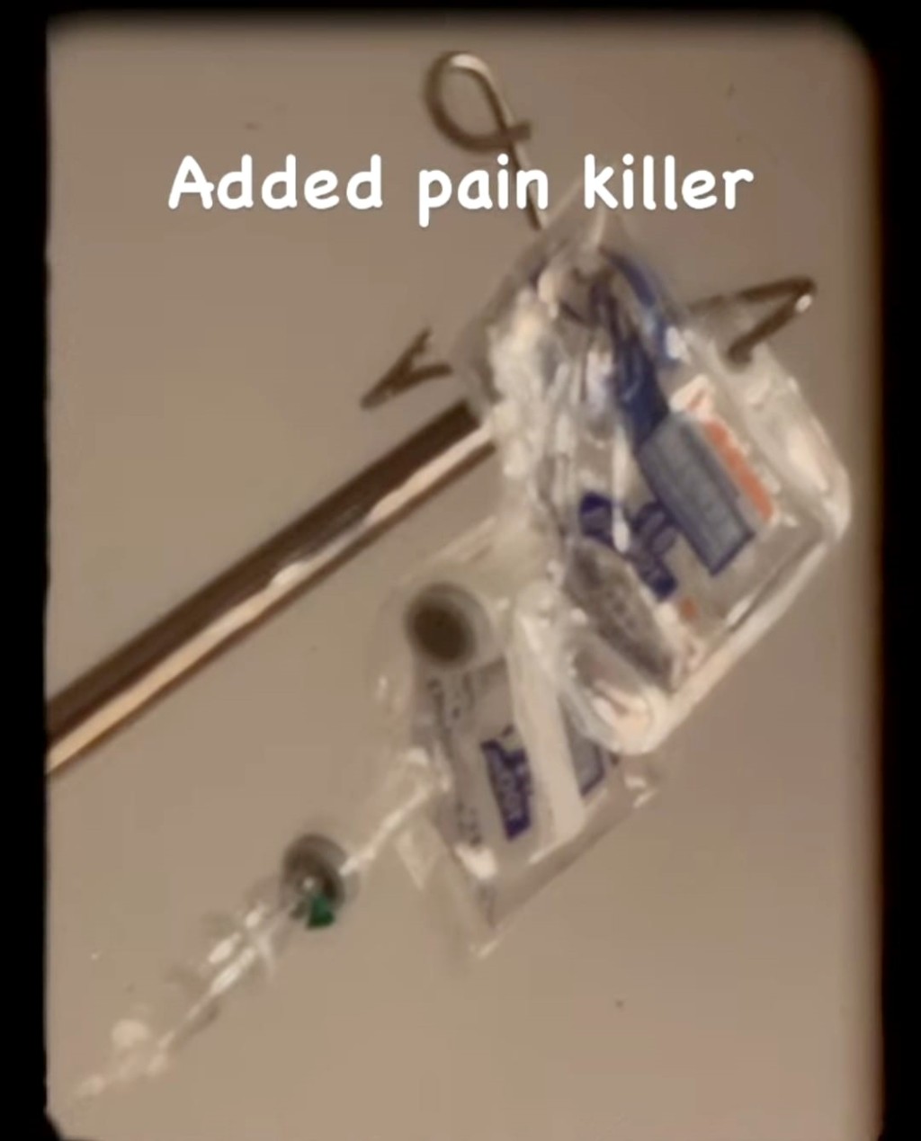 她透露右下方胃部劇痛。